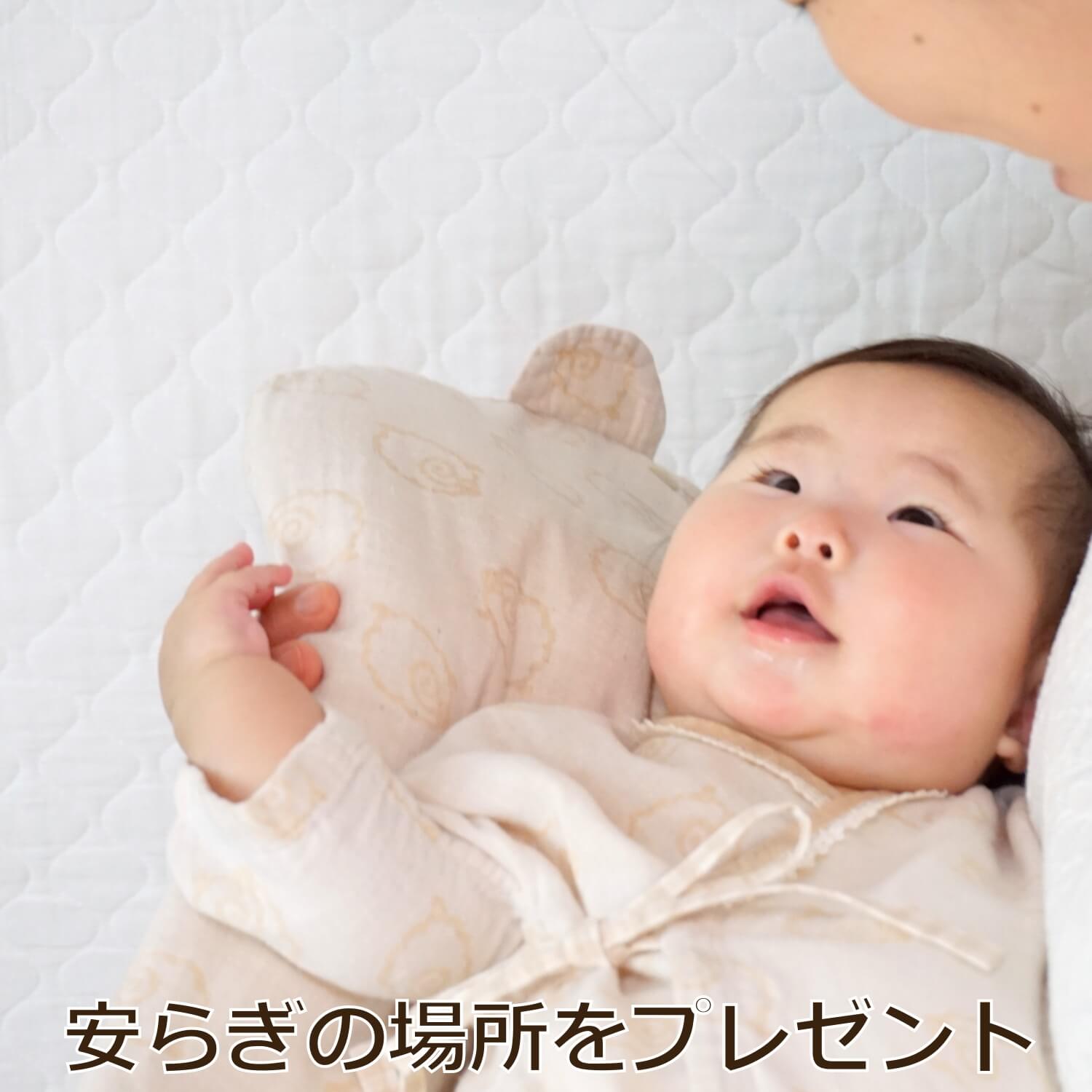 トッポンチーノで抱かれる赤ちゃんの写真